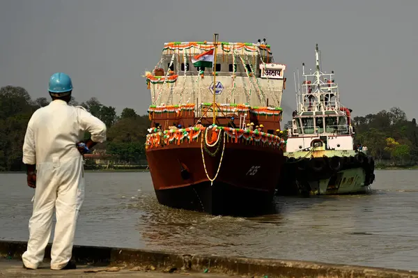 KOLKATA, INDIA - 13 Mart 2024: Garden Reach, Hindistan 'da Garden Reach' te Garden Reach & Engineers Ltd. (GRSE) tarafından inşa edilen Hint Donanması için iki ASW SWC savaş gemisinin fırlatılması. 