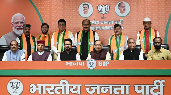 NEW DELHI, INDIA - 23 Mart 2024: Eski Himachal Pradesh Kongre Partisi MLA 'den Sudhir Sharma, Rajender Rana, Ravi Thakur, Indradutt Lakhanpal, Devendra Butto, Chaitanya Sharma Birlik Bakanı Anurag Thakur' un huzurunda BJP 'ye katıldı