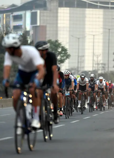 GREATER NOIDA, INDIA - 17 Mart 2024 'te Hindistan' ın başkenti Büyük Noida 'da 55 kilometre uzunluğunda bir Cyclothon' a katıldılar. HCL Cyclothon, Hindistan Bisiklet Federasyonu nezaretinde düzenlendi. 