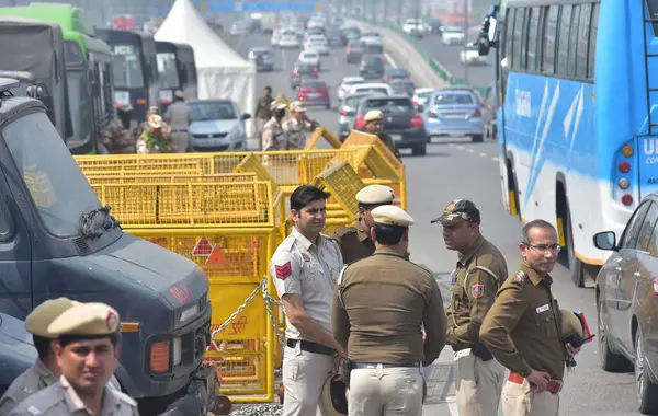 stock image GHAZIABAD, INDIA - MARCH 14: Police officials seen checking the vehicles due to the Kisan Mahapanchayat in Delhi at Ghazipur border, on March 14, 2024 in Ghaziabad, India. Punjab farmers have gathered at Ramlila Maidan in Delhi