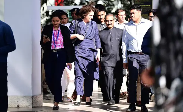 stock image MOHALI, INDIA - MARCH 20: Congress leader Priyanka Gandhi, accompanied by Chief Minister of Himachal Pradesh, Sukhwinder Singh Sukhu, arrived at Chandigarh International Airport