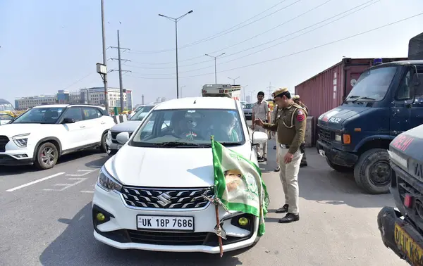 stock image GHAZIABAD, INDIA - MARCH 14: Police officials seen checking the vehicles due to the Kisan Mahapanchayat in Delhi at Ghazipur border, on March 14, 2024 in Ghaziabad, India. Punjab farmers have gathered at Ramlila Maidan in Delhi