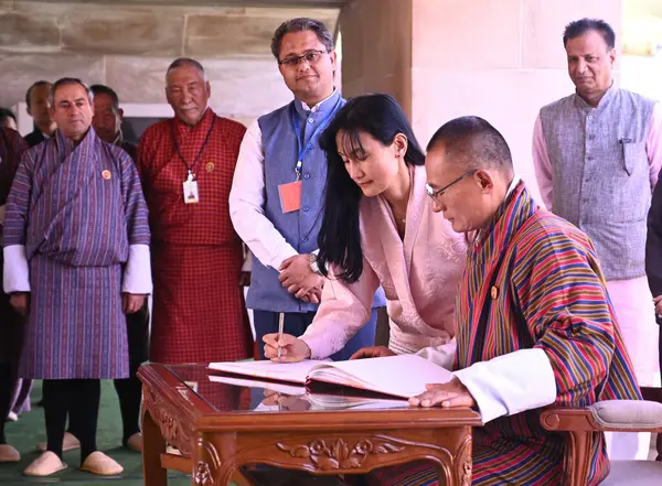 NEW DELHI, INDIA - 15 Mart: Bhutan Başbakanı, Dasho Tshering Tobgay eşi Tashi Doma ile birlikte 15 Mart 2024 tarihinde Hindistan 'ın Yeni Delhi kentinde Mahatma Gandhi Samadhi' sini ziyaret etti..