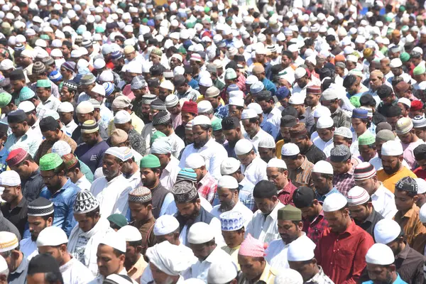 stock image GURUGRAM, INDIA - MARCH 15, 2024: Muslim devotees offer Jummah Namaz on the first Friday of holy month of Ramadan at a ground in sector-29 near Leisure Valley Park, on March 15, 2024 in Gurugram, India.