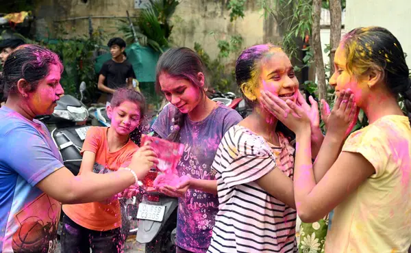 NEW DELHI, INDIA - 24 Mart 2024: Holi arifesinde Gulal ile oynayan çocuklar, 24 Mart 2024 'te Yeni Delhi, Hindistan' da. 