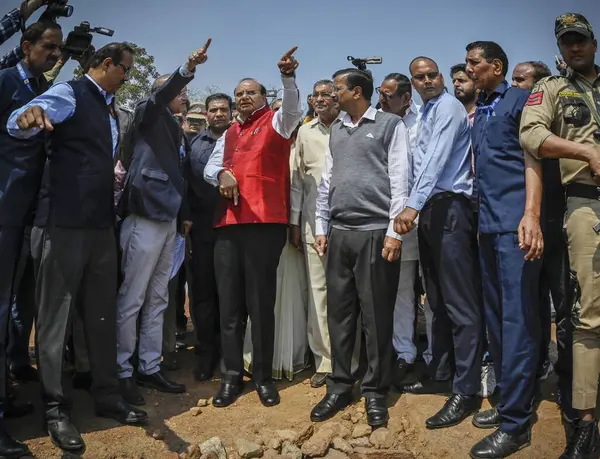 stock image NEW DELHI, INDIA - MARCH 12, 2024:  Delhi Lieutenant Governor Vinai Kumar Saxena and Delhi CM Arvind Kejriwal at the newly inaugurated engineered landfill site at Tehkhand   on March 12, 2024 in New Delhi, India.