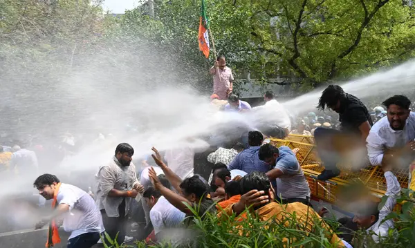 NEW DELHI, INDIA - 26 Mart 2024: Güvenlik personeli, BJP çalışanlarının Delhi Genel Sekreteri Arvind Kejriwal 'in ED ile bağlantılı olarak tutuklanması üzerine istifasını talep ederken, BJP çalışanlarını dağıtmak için su topu kullandı.