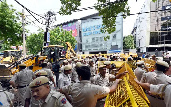 NEW DELHI, INDIA - 29 Temmuz 2024: Öğrenciler, Eski Rajinder Nagar bölgesindeki bir eğitim merkezinde boğularak ölen üç sivil hizmet gönüllüsünün ardından protesto gösterisi düzenlediler 