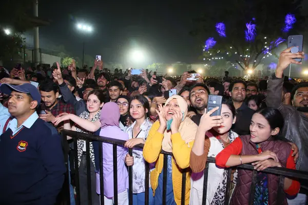 stock image NEW DELHI, INDIA - FEBRUARY 26, 2024: Students enjoy the performance of Singer Salman Ali during the Sports and Cultural Week 2024 at Jamia Hamdard University