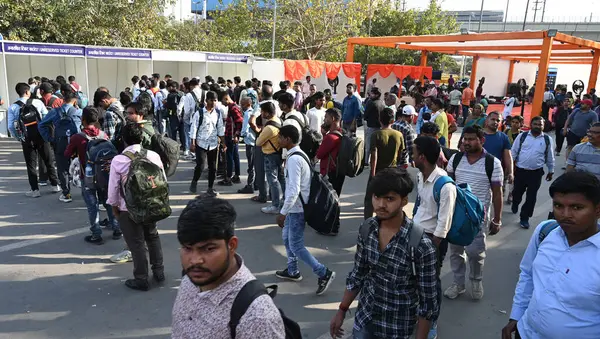 stock image NEW DELHI, INDIA - MARCH 23, 2024: Passengers waiting for their Bus at Anand Vihar Railway Station, going to their home destination for celebration Holi Festival, on March 23, 2024 in New Delhi, India. 