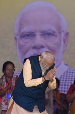 NORTH 24 PARGANAS, INDIA - 6 Mart 2024: Başbakan Narendra Modi, Barasat 'ta Bharatiya Janata Partisi ve Bharatiya Janata Mohila Morcha tarafından düzenlenen Narishakti Vandana Rallisi sırasında destekçilerini karşıladı  