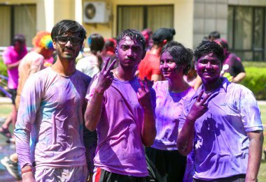 GURUGRAM, INDIA - 25 Mart 2024 'te Hindistan' ın Gurugram kentinde, 25 Mart 2024 'te, insanlar Holi festivalini 50.. 