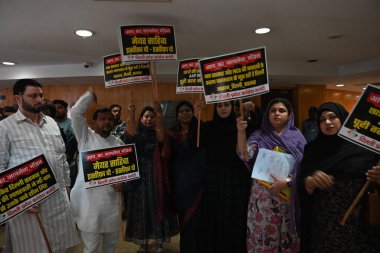 NEW DELHI, INDIA - 29 Temmuz 2024: Delhi Belediye Başkanı Shelly Oberoi ve AAP hükümetine karşı Meclis üyesi, 29 Temmuz 2024 tarihinde Yeni Delhi, Hindistan 'daki şehir merkezinde yapılan Meclis toplantısında protesto eylemi. 