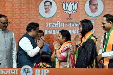 NEW DELHI, INDIA - 27 Mart 2024: Birlik Bakanı Hardeep Singh Puri, BJP Genel Sekreteri Vinod Tawde, Bharatiya Janata Partisi başkanı, Punjab Sunil Kumar Jakhar ve diğerleri Aam Aadmi Partisi 'nin (AAP) milletvekili Sushil Kumar Rinku' yu kutladılar.
