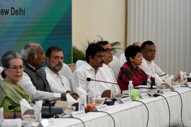 NEW DELHI, INDIA - 19 Mart 2024: Kongre Başkanı Mallikarjun Kharge, Sonia Gandhi, Rahul Gandhi, KC Venugopal ve Kongre Çalışma Komitesi (CWC) toplantısında yer alan diğer üyeler 