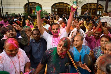 KOLKATA, INDIA - 24 Mart 2024: Uluslararası Krishna Bilinci Topluluğu (ISKCON) hayranları 24 Mart 2024 'te Hindistan' ın Kolkata kentinde Holi festivalini renklerle ve müzikle kutladılar
