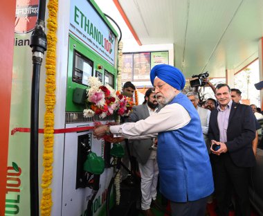 NEW DELHI, INDIA - 15 Mart 2024: Hindistan Petrol ve Doğal Gaz Bakanı Hardeep Singh Puri, Hindistan Petrol Karayolu Hizmet İstasyonu 'nda Etanol 100 