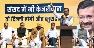 NEW DELHI, INDIA - 8 Mart 2024: Delhi Genel Sekreteri Arvind Kejriwal, Lok Sabha seçim kampanyası sırasında Pencap Genel Sekreteri Bhagwant Mann ve parti lideri Gopal Rai ile Dört Lok Sabha adayı.