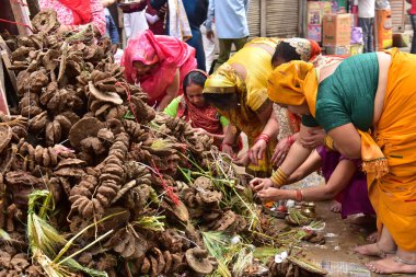 GURUGRAM, INDIA - 24 Mart 2024: Sadar Çarşısı 'ndaki Holi festivalinden bir gün önce, kadınlar Holika Dehan önünde ayinler düzenliyor
