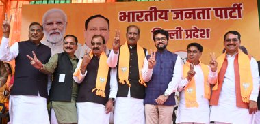 NEW DELHI, INDIA - 13 Mart 2024: Eski MLA mehrauli Balram Tanwar & kongre partisi eski konsey üyeleri, Birlik Bilgi ve Yayın ve Gençlik İşleri Bakanı Anurag Singh Thakur 'un huzurunda BJP' ye katıldı.