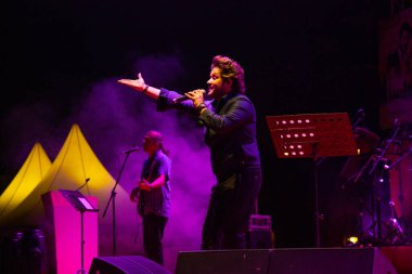 NEW DELHI, INDIA - 4 Mart 2024: Sanatçı Javed Ali, Delhi Turizm 'in Sunder Nursery' de düzenlediği konserde sahne aldı