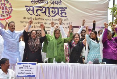 MUMBAI, INDIA - 29 Mart 2024: Kongre liderleri Bhai Jagtap, Varsha Gaikwad, AAP lideri Preeti Menon ve diğer INDIA liderleri, Delhi Başbakanı Arvind Kejriwal 'ın Azad Meydan' da tutuklanmasını protesto ettiler.