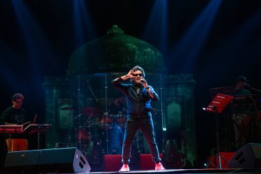 NEW DELHI, INDIA - 4 Mart 2024: Sanatçı Javed Ali, Delhi Turizm 'in Sunder Nursery' de düzenlediği konserde sahne aldı