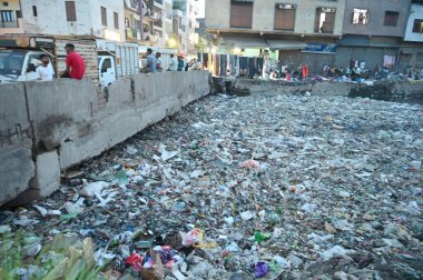 NEW DELHI, INDIA - 29 Temmuz 2024: Yeni Delhi, Hindistan 'da 29 Temmuz 2024 tarihinde Seelampur' daki (Shahdara) Tıkanmış drenaj manzarası. Muson yağmurları öncesinde, Delhi Belediyesi (MCD) arındırma konusunda büyük iddialarda bulunmuştu..