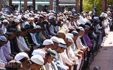 NEW DELHI, Hindistan - 15 Mart 2024: Müslümanlar kutsal Ramazan ayının ilk Cuma günü Jama Mescidi 'nde namaz kılmayı teklif ettiler. Her yıl, İslam takviminin dokuzuncu ayına büyük bir adanmışlıkla bakılıyor.