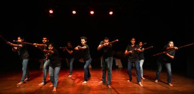 NEW DELHI, INDIA - 27 Mart 2024 'te sanatçılar, Rahi Masoom Raza' nın yazdığı Topi Shukla adlı oyunu sahneleyecekler. Ünlü romanın dramatik uyarlaması Akhtar Ali tarafından yapıldı 