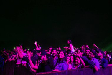 NEW DELHI, INDIA - FEBRUARY 9, 2024: Öğrenciler üç günlük kültür ve teknoloji festivali sırasında Bollywood şarkıcısı, rapçi, söz yazarı Raftaar 'ın performansının keyfini çıkarıyorlar, Moksha - Netaji Subhas Teknoloji Üniversitesi' nde Innovision (NSUT)