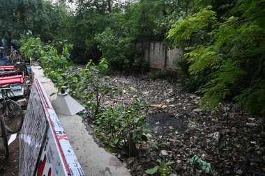 Yeni Delhi, Hindistan-29 Temmuz 2024: Yeni Delhi, Hindistan 'da Chocked Geeta kolonisinin 29 Temmuz 2024 tarihli görüntüsü. Muson yağmurları öncesinde, Delhi Belediyesi (MCD) kanalizasyonların temizlenmesi ve temizlenmesi konusunda büyük iddialarda bulunmuştu. 