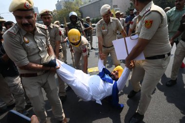 NEW DELHI, INDIA - 22 Mart 2024: Delhi polisi, AAP parti liderleri ve Modi hükümetini protesto eden işçi ve işçileri Delhi CM Arvind Kejriwal 'ın görünmesi öncesinde gözaltına aldı.