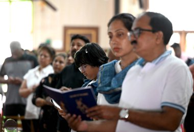 NOIDA, INDIA - 29 Mart 2024: Hayranlar, Kutsal Cuma günü, 29 Mart 2024 'te Hindistan' ın Noida kentindeki 34. Kutsal Cuma, İsa Mesih 'in çarmıha gerilişinin ve Calvary' de ölümünün anısıdır.. 