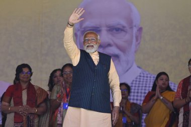 NORTH 24 PARGANAS, INDIA - 6 Mart 2024: Başbakan Narendra Modi, Barasat 'ta Bharatiya Janata Partisi ve Bharatiya Janata Mohila Morcha tarafından düzenlenen Narishakti Vandana Rallisi sırasında destekçilerini karşıladı  