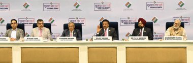 NEW DELHI, INDIA - 16 Mart 2024: Rajiv Kumar, Gyanesh Kumar (Seçim Komiseri) ve Dr. S Sandhu (Seçim Komiseri) ile birlikte bir basın toplantısı düzenledi..