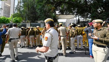 NEW DELHI, INDIA - 16 Mart 2024 'te Delhi Emniyet Müdürlüğü' nün Yeni Delhi, Hindistan 'da 16 Mart 2024 tarihli duruşmasına katılmak üzere Delhi Emniyet Müdürü Arvind Kejriwal' ın gelişinden önce Rouse Avenue Court 'un önünde polis personeli görevlendirildi.. 