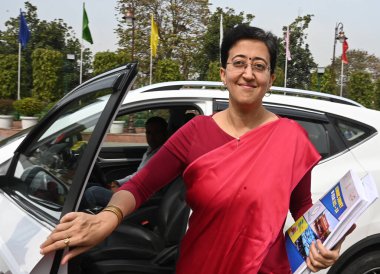 NEW DELHI, INDIA - 1 Mart 2024: Maliye Bakanı Atishi Marlena Singh 1 Mart 2024 'te Hindistan' ın Yeni Delhi kentinde yapılacak Delhi Meclis Bütçe Toplantısı sırasında Vidhan Sabha 'da Ekonomik İnceleme sunumu için geliyor