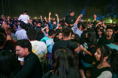 NEW DELHI, INDIA - FEBRUARY 9, 2024: Öğrenciler üç günlük kültür ve teknoloji festivali sırasında Bollywood şarkıcısı, rapçi, söz yazarı Raftaar 'ın performansının keyfini çıkarıyorlar, Moksha - Netaji Subhas Teknoloji Üniversitesi' nde Innovision (NSUT)