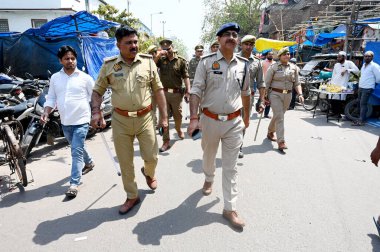 NOIDA, INDIA - 29 Mart 2024: Noida Polisi, Banda 'daki bir hastanede kalp krizi geçirerek hayatını kaybeden gangster-siyasetçi Muhtar Ansari' nin ölümü sonrasında güvenlik önlemlerinin artmasıyla Sektör 8 'de bir bayrak yürüyüşü gerçekleştirdi.