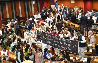 NEW DELHI, INDIA - 7 Mart 2024: BJP MCD Konsey Üyeleri, 7 Mart 2024 'te Yeni Delhi, Hindistan' da düzenlenen MCD toplantısında protesto gösterileri.