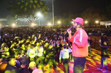 NEW DELHI, INDIA - 26 Şubat 2024: Şarkıcı Salman Ali Jamia Hamdard Üniversitesi 'nde Spor ve Kültür Haftası 2024' te sahne aldı