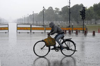 NEW DELHI, INDIA - 2 Mart 2024 'te Hindistan' ın Yeni Delhi şehrinde insanlar hafta sonu Kartavya Yolu 'nda yağmurlu havanın keyfini çıkarırken görüldü. Cumartesi günü yağan yağmur, başkentin bazı bölgelerini kirleterek kentteki kirlilik seviyelerini düşürdü. 