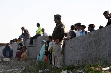 NOIDA, INDIA - 15 Mart 2024: 80. Sektör Kakrala Pusta 'da Hindistan cevizi yakalarken boğulduğu bildirilen çocukları arayan Ulusal Afet Müdahale Gücü (NDRF) personeli