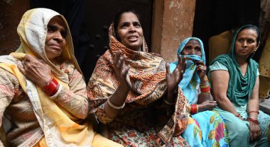 NEW DELHI, INDIA - 14 Mart 2024 tarihinde Hindistan 'ın Yeni Delhi kentinde Shahdara semtinde 4 katlı bir apartmanda meydana gelen büyük bir yangın sonrasında, Sarojini parkındaki insanlarla konuşan bina sahibi Babita. Dört kişi.