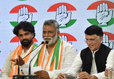 NEW DELHI, INDIA - 20 Mart 2024: Jan Adhikar Partisi genel başkanı Pappu Yadav ve oğlu Sarthak Ranjan, 24 Mart 2024 tarihinde Hindistan 'ın Yeni Delhi kentinde AICC Genel Merkezi' nde basın mensuplarına demeç verdi. Yadav, Jan Adhikar Partisi 'ni de birleştirdi. 