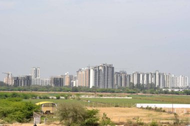 GURUGRAM, INDIA - 10 Mart: Dwarka Otoyolu 'nun her iki tarafındaki konut projelerine bir bakış; Dwarka otoyolu boyunca yol açılışıyla birlikte bir dizi konut projesi başlatılıyor