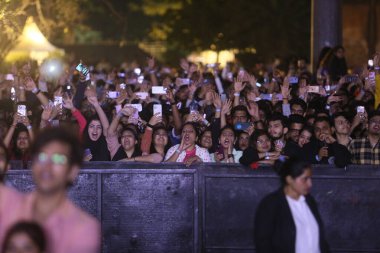 NEW DELHI, INDIA - 2 Mart 2024: Kalabalık Singer-müzik bestecisi Vishal Mishra 'nın Pehle Bhi Main India Tour' unda Fever Network 'un canlı eğlence düşey dikey performansının keyfini çıkarıyor