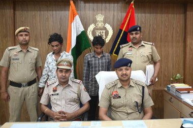 GURUGRAM, INDIA - 30 Mart 2024 'te Hindistan' ın Gurugram kentinde, Horizon 1 yakınlarındaki DLF 5. aşamasında, iddiaya göre, Altaf ve Junaid Khan 'ı Mewat' tan tutuklayan Siber Suçlar Polisi,