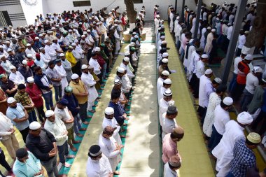 GHAZIABAD, INDIA - 29 Mart 2024 'te Hindistan' ın Gaziabad kentinde, İslam Nagar Mescidi 'nde, Ramazan ayının üçüncü cuma namazını kılan Gaziabad' a bağlı kişiler. 